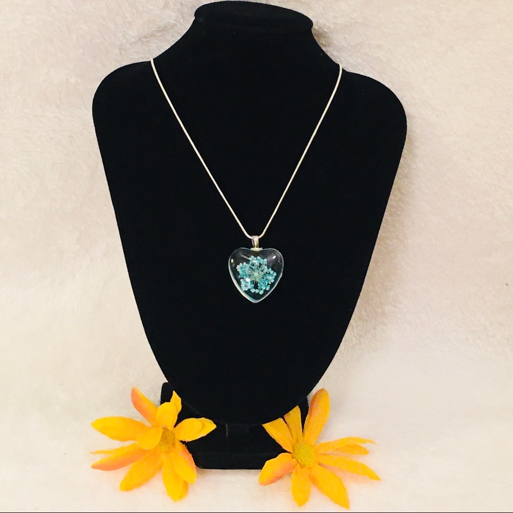 NWOT-Dried Flower Heart Pendant